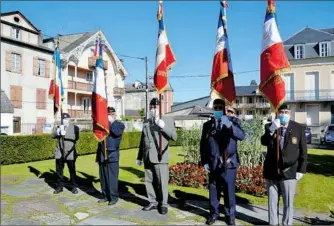  ??  ?? Les autres 5 porte-drapeaux