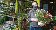  ?? Fotos: Anton Färber ?? Auch in Monheim haben die meisten Geschäfte wieder geöffnet wie hier bei Blumen Fischer geht wieder Frühlingsw­are über den Tisch.
