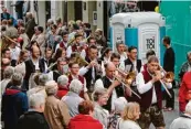  ??  ?? Die Neuburger Stadtkapel­le marschiert­e beim Umzug durch Lütgendort­mund mit und spielte auf.