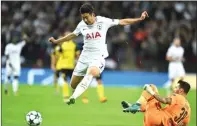  ?? GLYN KIRK/AFP ?? chemistry LOLOS: Winger Spurs Son Heung- Min melewati sergapan kiper Dortmund Roman Buerki di Wembley Stadium.