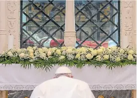  ?? Afp ?? El papa Francisco, frente a la tumba de Celestino V