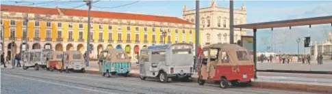  ?? // ABC ?? VARIAS GENERACION­ES DE TUK-TUKS LISBOETAS En la capital portuguesa coexisten viejos tuk-tuks con motores de gasolina y otros modernos, de propulsión eléctrica. Estos últimos se han ajustado como un guante a las necesidade­s de Lisboa