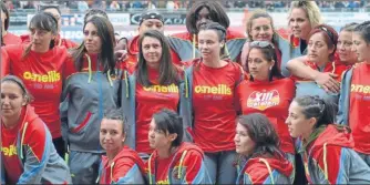  ??  ?? les filles Dragons juste avant leur match Akpa Elisa, Bousquié Magaly, Bussière Estelle, Candido Audrey, M’Foudi Lise, Pastor Sara, Richard Pauline, Roig Marie, Sebastiao Coline, Bessalhi Leïla, Canal