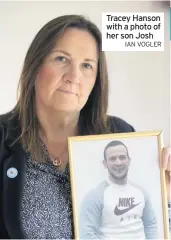  ?? IAN VOGLER ?? Tracey Hanson with a photo of her son Josh