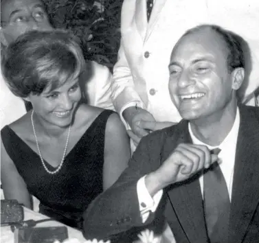  ??  ?? 6 luglio 1961: La Capria vince il Premio Strega con Ferito a morte. Accanto a lui Ilaria Occhini (1934-2019) che avrebbe sposato nel ‘66