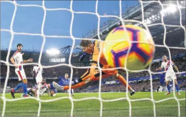  ??  ?? GOLEADOR. Morata marca uno de sus dos goles en la victoria del Chelsea ante el Crystal Palace.