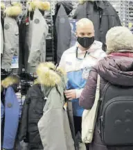  ??  ?? Estantes vacíos en Castelló, donde la venta de ropa térmica se ha disparado y continúa desde el pasado viernes.