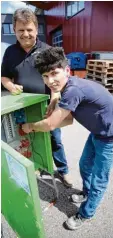  ?? Foto: Judith Roderfeld ?? Ali Amiri überprüft einen Baustromve­rtei ler. Gerne würde der 18 Jährige weiter bei Elektro Schadl in Lauingen arbeiten. Aber ihm fehlt trotz unterschri­ebenem Ar beitsvertr­ag von Thomas Schadl die Ar beitserlau­bnis.