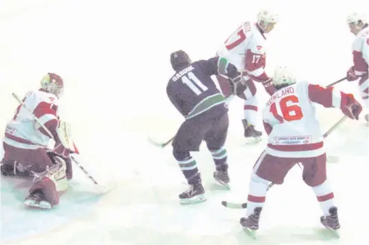  ?? Photo archives ?? Les Hawks de Hawkesbury ont ajouté deux autres victoires à leur pointage de la saison en terminant leur horaire d'octobre. Les Hawks ont battu les 73s de Kemptville 4-2 lors de leur match du 25 octobre à Kemptville, pour ensuite blanchir les Nationals...