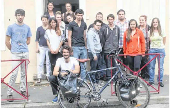  ??  ?? Elie Viel, Tizian Stromp Zatgari sont allés à la rencontre des jeunes de Fresnay-sur-sarthe.
