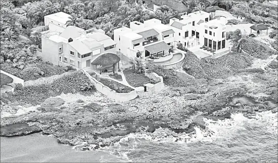  ??  ?? ▲ Vista aérea de una de las playas de Tulum durante un vuelo en una aeronave de la Secretaría de Marina sobre las zonas más afectadas por el arribo masivo de sargazo a Quintana Roo. Foto Manuel Valdivia / La Jornada Maya