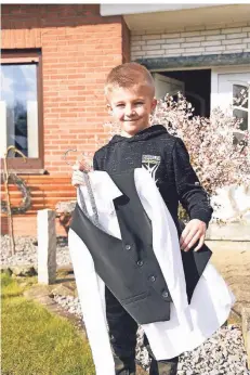  ?? RP-FOTO: J. KNAPPE ?? Auch Kommunionk­ind Marlon Graf hatte sich schon auf seine Feier mit erstem schwarzen Anzug gefreut.