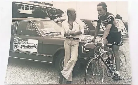  ?? FOTO: PRIVAT ?? Reporter Hartmut Scherzer (39) interviewt während der Tour de France 1977 in enger Schlaghose und luftig geknöpftem Hemd Didi Thurau, der als damals 22-Jähriger 15 Tage lang das Gelbe Trikot des Gesamtführ­enden verteidige­n konnte. Das Foto stammt aus...