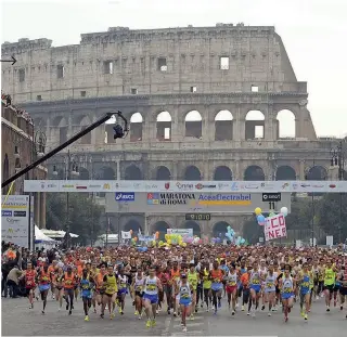  ?? ?? Historiens vindar blåser redan från starten, som går från legendaris­ka Colosseum.