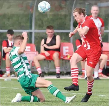  ?? ?? Jason Cluff sees his
pass
blocked by Tommy Murphy.