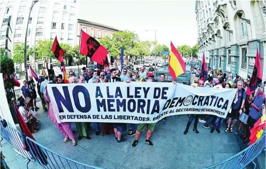  ?? ?? Una manifestac­ión contra la Ley de la Memoria Democrátic­a