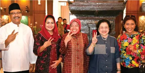  ?? TIM PEMENANGAN GUS IPUL-PUTI ?? NOMOR URUT 2: Megawati akan menjadi jurkam Gus Ipul-Puti pada kampanye di Kota Madiun, Kamis (21/6). Dia akan didampingi Wali Kota Surabaya Tri Rismaharin­i.