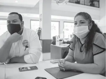  ?? FOTO: LUIS GERARDO MAGAÑA ?? > Empresario­s papeleros, en entrevista antes de acudir al Palacio de Gobierno.