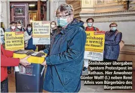  ?? ?? Steilshoop­er übergaben gestern Protestpos­t im Rathaus. Hier Anwohner Günter Wolff (l.) neben René Alfeis vom Bürgerbüro des Bürgermeis­ters