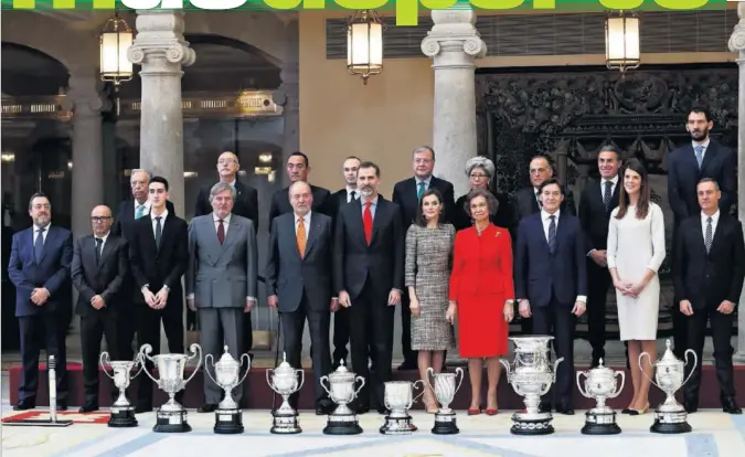 ??  ?? EN EL PARDO. Los galardonad­os en los Premios Nacionales del Deporte 2015 posan junto a los Reyes en el Palacio de El Pardo, donde se celebró la gala de entrega.