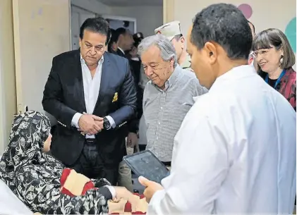  ?? ?? Visita. El secretario general de las Naciones Unidas, António Guterres en hospital de Egipto junto a Rafah.aFP