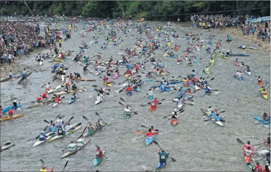  ??  ?? MASIVO. Cerca de 1.000 embarcacio­nes toman parte en el Descenso del Sella, que, además de su cara deportiva, es una gran fiesta.