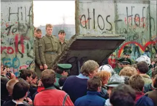  ??  ?? Fin de ciclo. Los años ‘90 marcaron, a nivel internacio­nal, el fin de la Guerra Fría. La caída del Muro de Berlín redibujó el mapa.