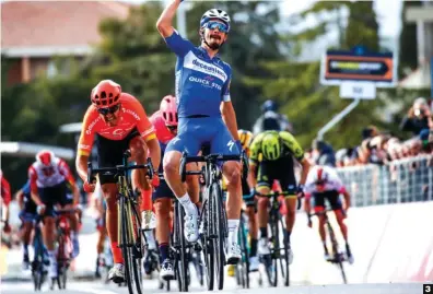  ??  ?? 1 Centellas. Se las prometía felices el equipo Jumbo-Visma en la C.R.E. cuando Mitchelton-Scott le robó la cartera por siete segundos.
2 Elia Viviani,
en su línea. El campeón de Italia no falló y se llevó la única volata diseñada para los velocistas puros batiendo a Sagan.
3 Como anillo al
dedo. La llegada en cuesta de Pomarance era ideal para que Julian Alaphilipp­e exhibiese su explosivid­ad.