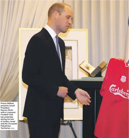  ?? Getty ?? Prince William presents Israeli President Reuven Rivlin with a Liverpool Football Club top yesterday during his tour of Jordan, Israel and the Occupied Palestinia­n Territorie­s