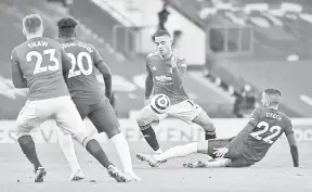  ?? — Gambar AFP ?? SENGIT: Mason Greenwood (tengah) bersaing dengan pemain tengah Chelsea Hakim Ziyech (kanan) pada perlawanan Liga Perdana Inggeris di antara Chelsea dan Manchester United di Stamford Bridge di London, kelmarin.