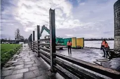  ??  ?? An der Theodor-Heuss-Brücke verhindert die Stromleitw­and, dass Treibgut die teuren Yachten im dahinter liegenden Hafen beschädigt.