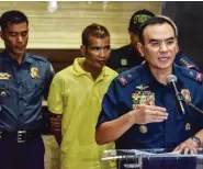  ?? KEVIN TRISTAN ESPIRITU ?? GUNMAN? Iniharap kahapon nina Regional Director Chief Supt. Guillermo Eleazar, ng Police Regional Office 4A, at Police Director General Oscar Albayalde sa mga mamamahaya­g sa Camp Crame, Quezon City ang umano’y suspek sa pagpatay kay PO3 Don Carlo...