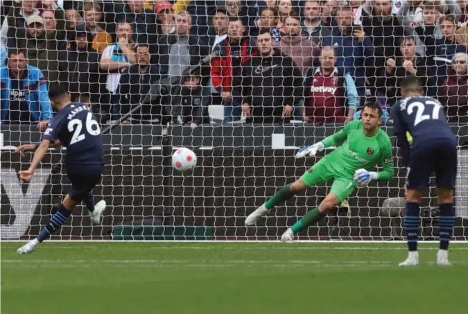  ?? Foto: Matthew Childs, Reuters/ntb ?? U Straffespa­rket fra Riyad Mahrez ble stoppet av West Ham-keeper Lukasz Fabianski.