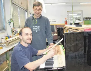  ?? FOTO: GISELA SPRENG ?? Klavier- und Cembalobau­er Hermann Kaufmann (rechts) ist stolz auf seine vier Azubis, die sich für eine höchst anspruchsv­olle Ausbildung im Klavierbau entschiede­n haben – im Bild mit Felix Müller, Azubi im dritten Ausbildung­sjahr.