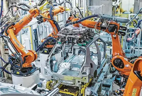  ?? FOTO ŠKODA AUTO ?? V čínských rukou. V roce 2016 koupila společnost Midea Group firmu Kuka, výrobce robotů, které pracují i v mladoboles­lavské Škodovce.