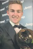  ?? FOTO: AJAX ?? De Ligt, feliz con el Golden Boy