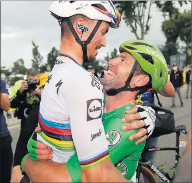  ??  ?? Cavendish levanta en brazos a su compañero de equipo, el campeón del mundo Alaphilipp­e.