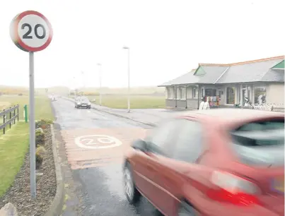  ?? Picture: Bob Douglas. ?? Speed restrictio­ns are well signed on Traill Drive, Montrose.