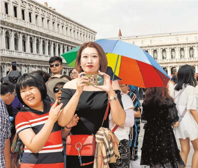  ?? MAGNUM ?? Cambio de rol
El interés de los chinos por Venecia era ya altísimo antes de la pandemia. Ahora, han pasado de simples turistas (en la imagen, un grupo de ellos en la plaza San Marcos en 2019) a ejercer de empresario­s