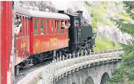  ?? FOTOS: RAINER HAMBERGER ?? Es ist beliebt, aus dem fahrenden Zug zu fotografie­ren, möglichst vor Kurven.