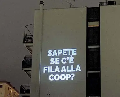  ??  ?? Ironia
Una delle tante scritte proiettate dai Proiezioni­sti anonimi sulla faccia di un condominio dalle parti di via Galati, nella zona di Colli Aniene