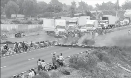  ?? Foto José Castañares ?? Bloqueo carretero en demanda de la presentaci­ón con vida de varios ‘‘desapareci­dos’’