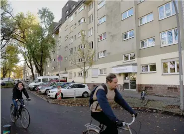  ?? Foto: nd/Ulli Winkler ?? Nicht schön, aber teuer: Häuser am Maybachufe­r 40-42 in Neukölln