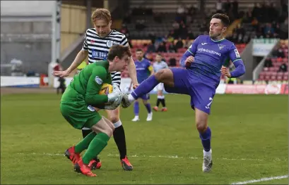  ?? ?? Dunfermlin­e’s Kevin O’Hara is unable to make this chance count against Queen’s Park