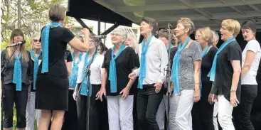  ??  ?? United we stand . . . The Dunedin Harmony Chorus serenade the Thieves Alley market day crowd.