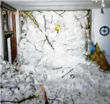  ?? Foto: afp ?? Bilder einer Videokamer­a zeigen, wie die Schneemass­en in das Vier Sterne Hotel in den italienisc­hen Bergen eingedrung­en sind. Die Suchmannsc­haften rechnen mit vielen Toten.