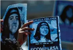  ?? Foto: Filippo Monteforte, afp ?? Eine Demonstran­tin hält ein Poster in die Höhe, auf dem das Konterfei der vermissten Emanuela Orlandi abgebildet ist.