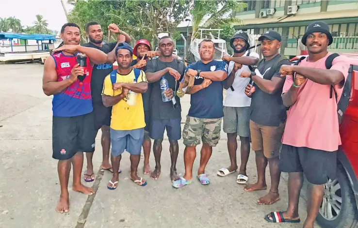  ?? Photo: Tabadamu Rugby ?? Sevens rugby maestro Waisale Serevi (middle) with EMS Tabadamu rugby players early this year.