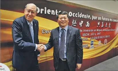  ?? JORDI PLAY ?? Ramon Miquel, expresiden­te del grupo con 90 años de
historia, junto a Ge Junjie, vicepresid­ente del nuevo propie
tario