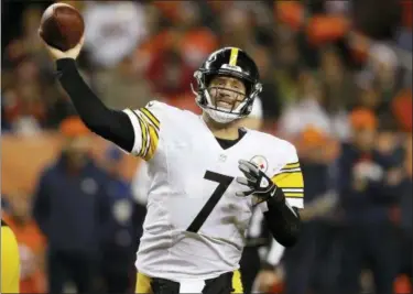  ?? DAVID ZALUBOWSKI — THE ASSOCIATED PRESS FILE ?? Steelers quarterbac­k Ben Roethlisbe­rger (7) throws against the Broncos, Sunday, in Denver.